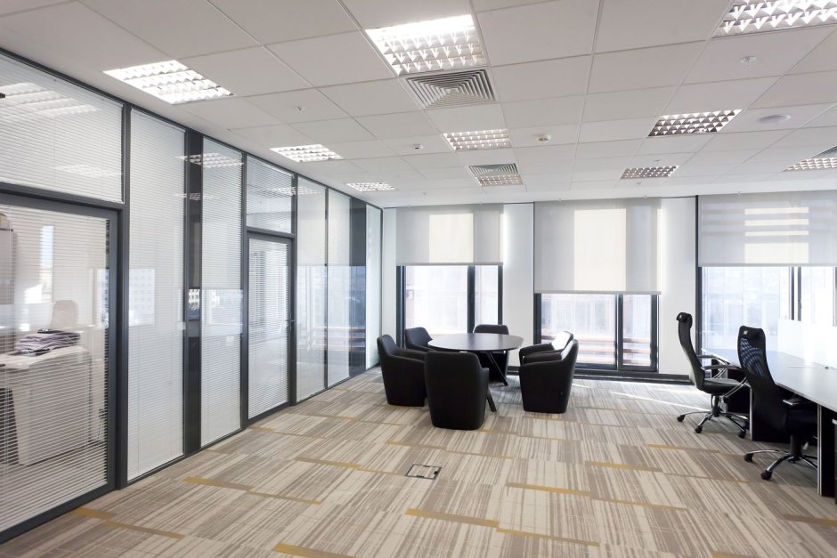 Рулонные жалюзи для офисных перегородок