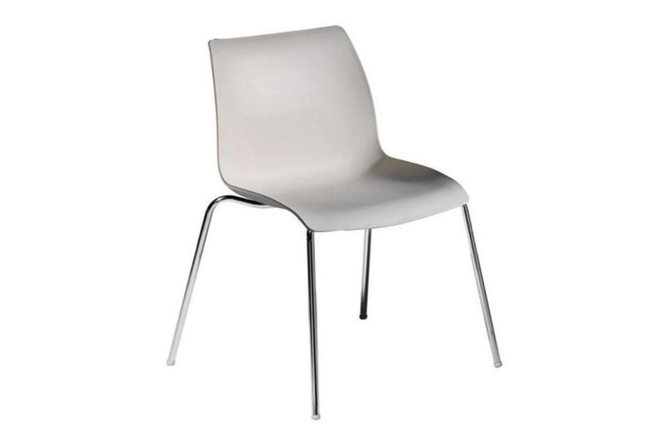 Пластиковые белые стулья с металлическими ножками