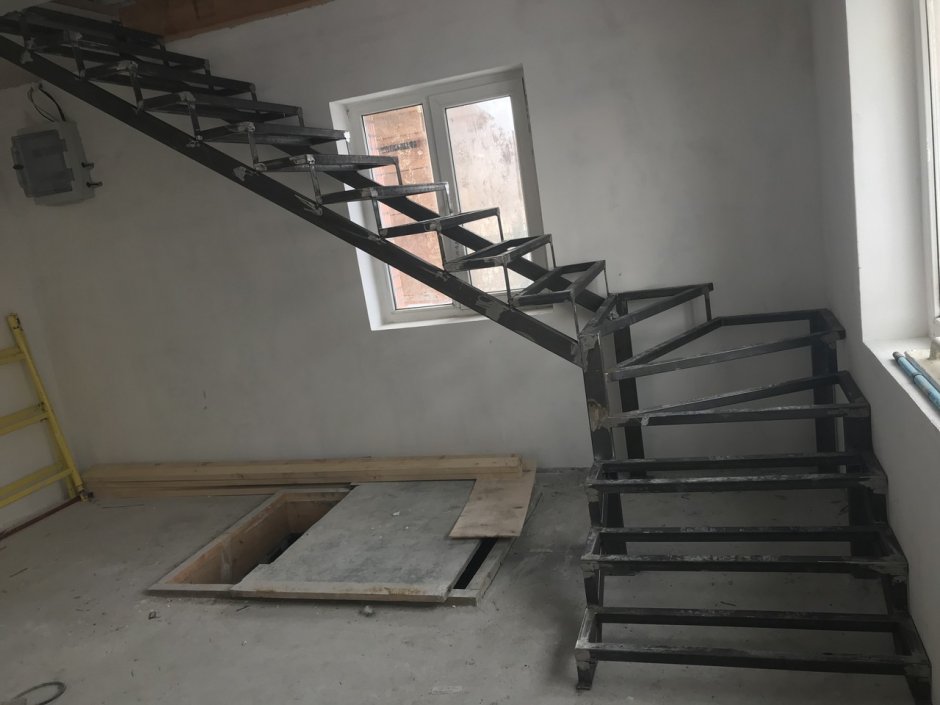 Комбинированная межэтажная лестница лес-06 (поворот 180°)