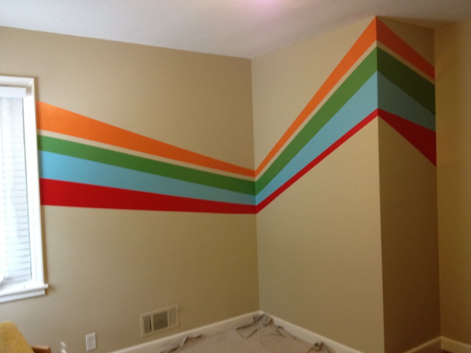 Цветные полосы на стене