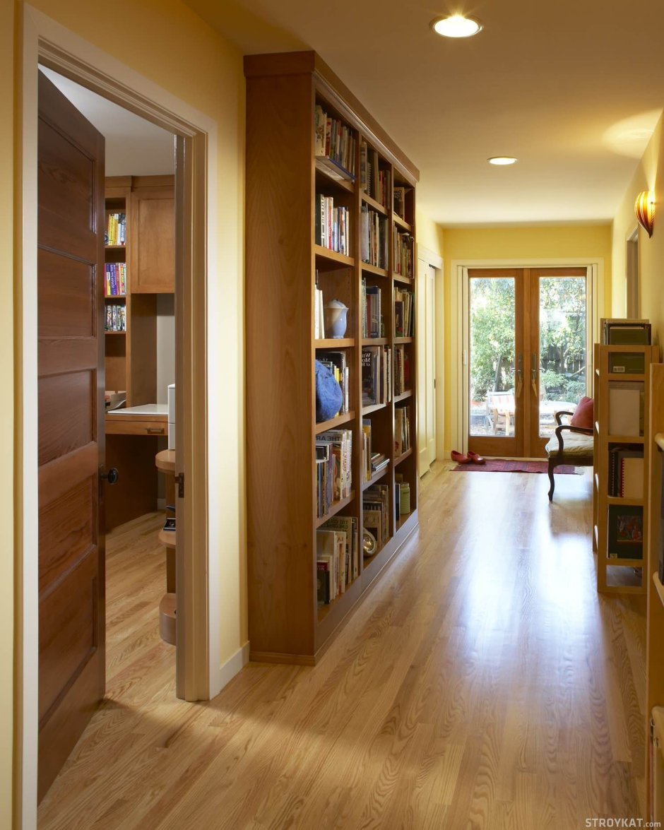 Книжный стеллаж в коридоре