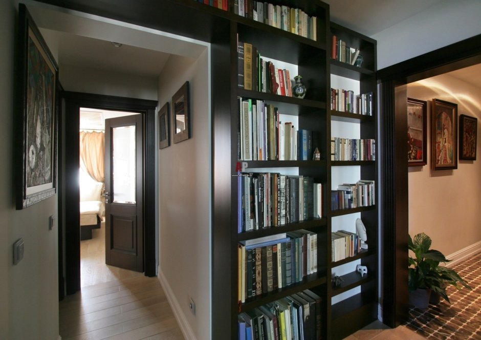 Домашняя библиотека в коридоре