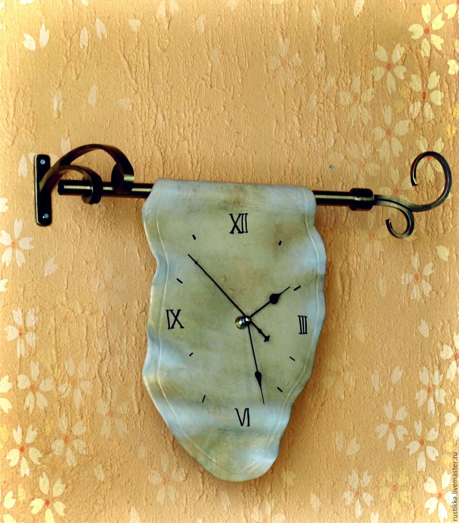 Часы настенные сбоку
