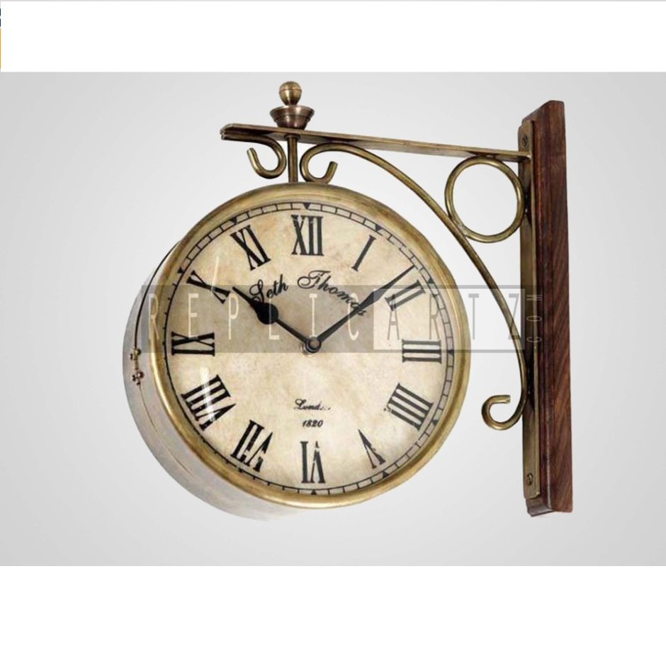 Часы на кронштейне в интерьере