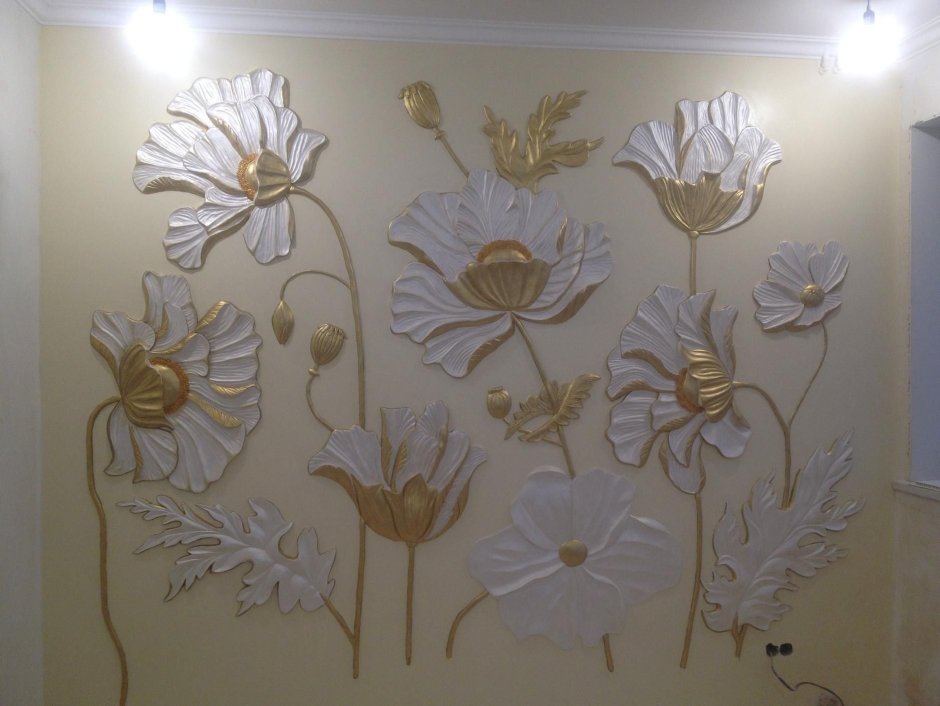 Барельеф цветы на стене из шпаклевки