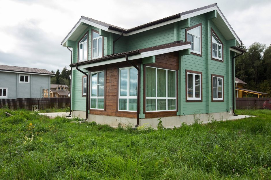 Зеленый деревянный дом