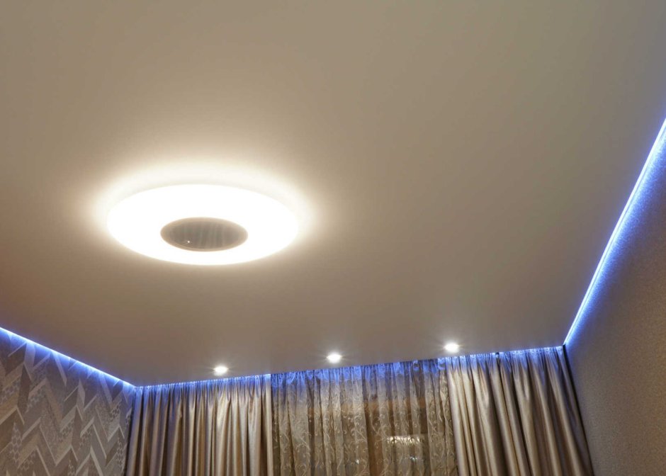 Парящий потолок с подсветкой