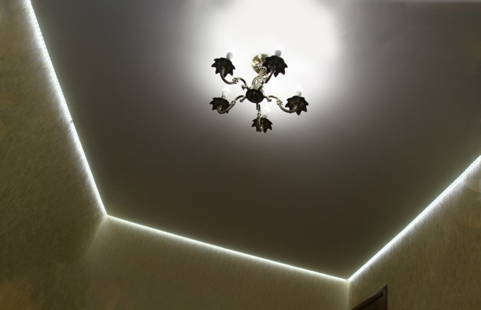 Парящий тканевый потолок с подсветкой