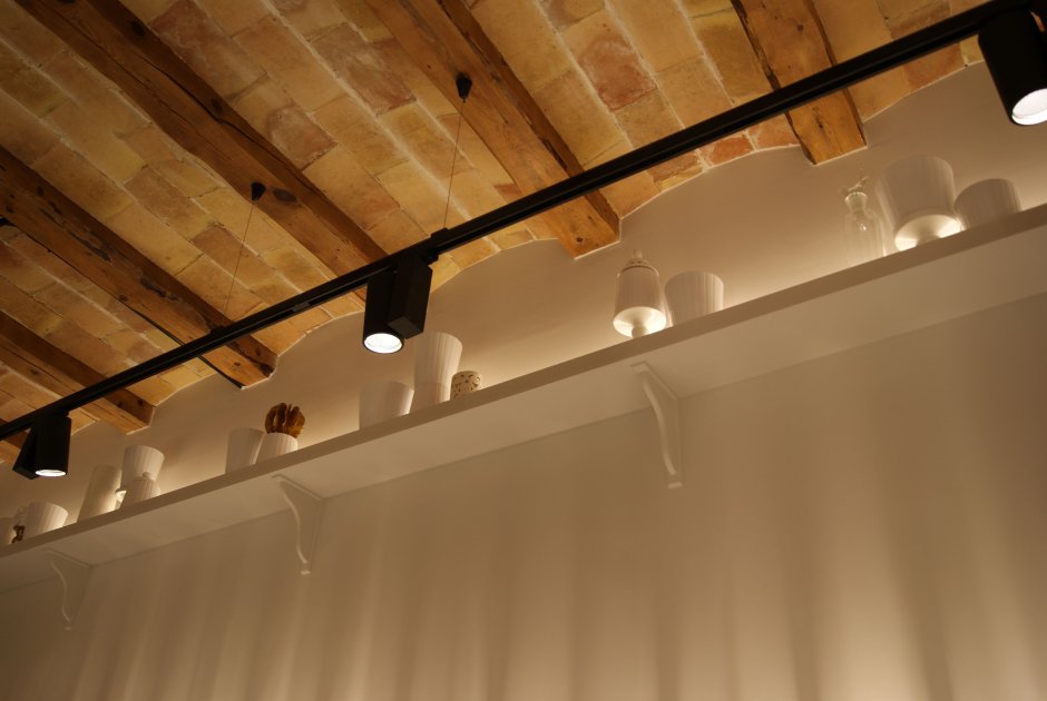 Потолок из фанеры в деревянном
