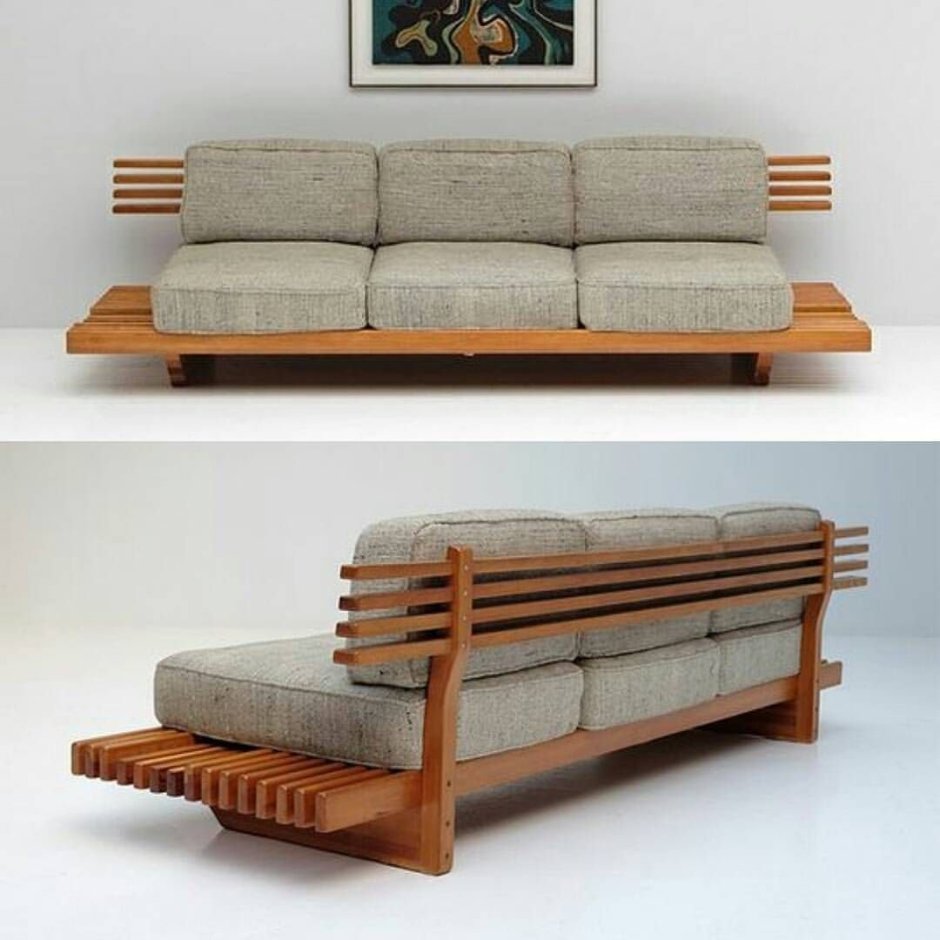 Деревянный диван с подушками