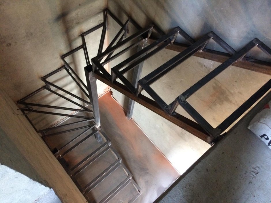 Лестница металлокаркас поворотная 180 с забежными ступенями