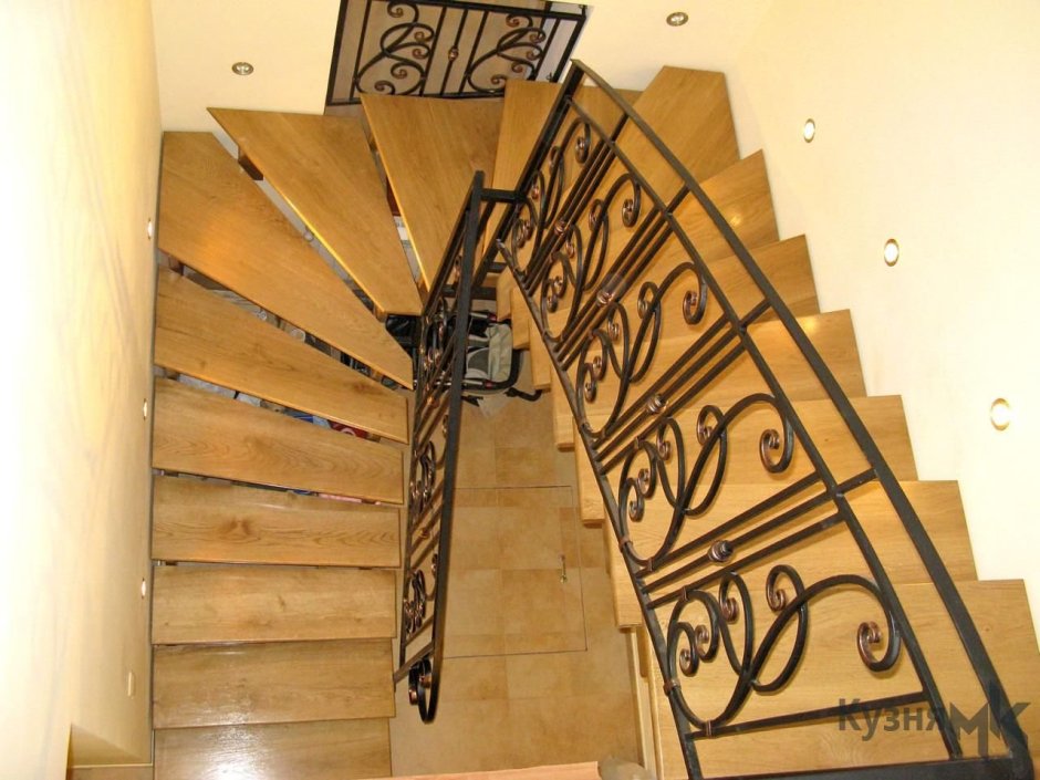 Перила для лестницы с забежными ступенями