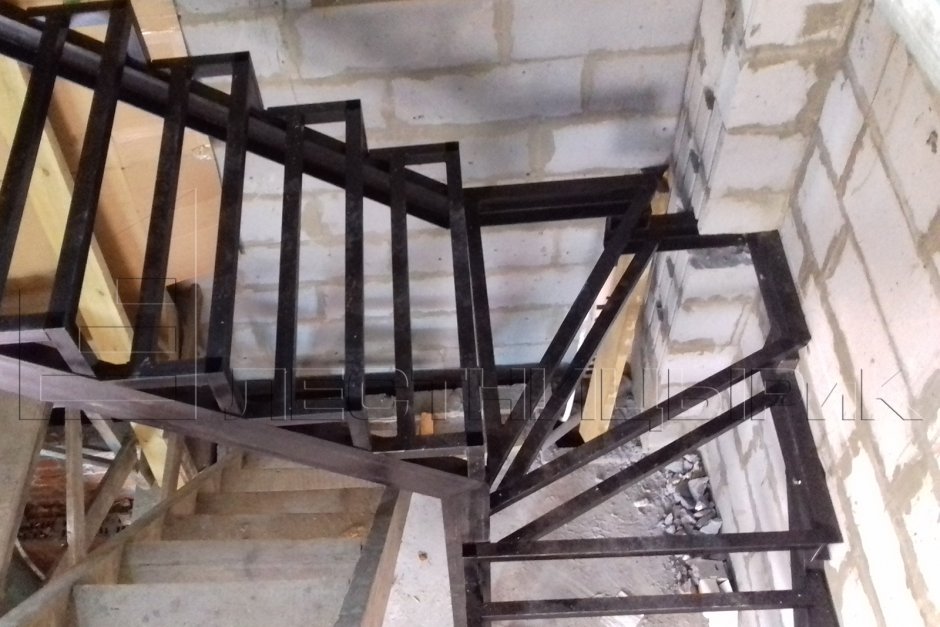 Металлокаркас лестницы с забежными ступенями на 90