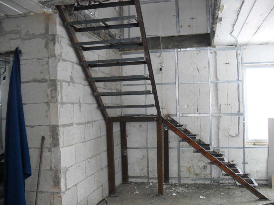 Конструкции металлических лестниц в частном доме