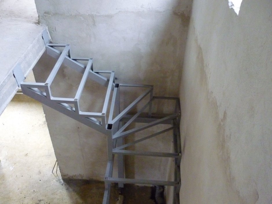 Металл каркас лестницы с забежными ступенями