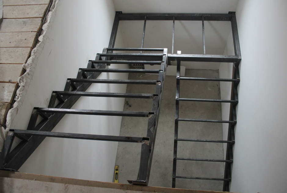 Лестница двухмаршевая п образная металлокаркас
