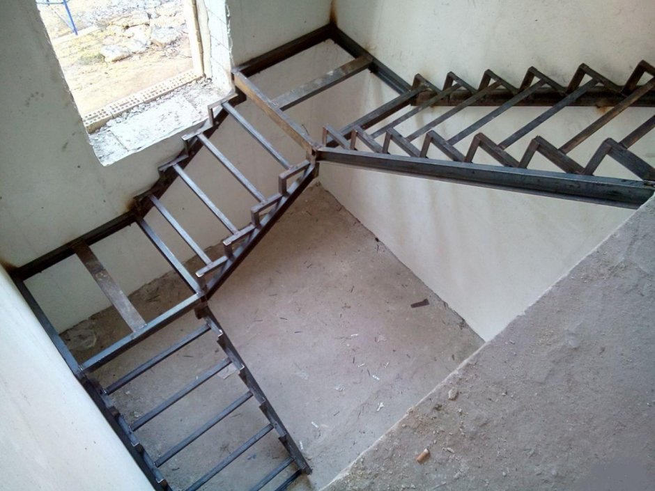 Лестница на металлическом каркасе