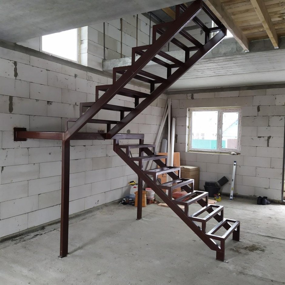 Металлическая двухмаршевая лестница на второй этаж