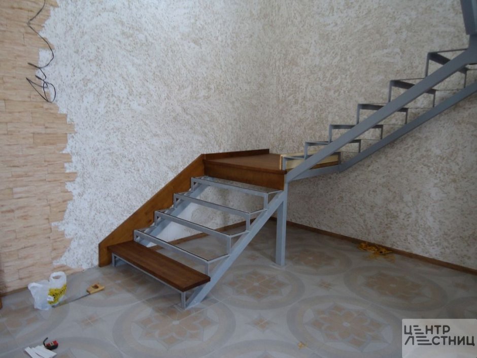 Монтаж металлической лестницы