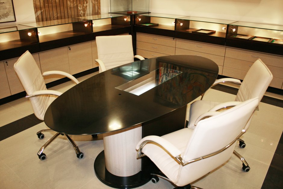 Овальный стол для офиса