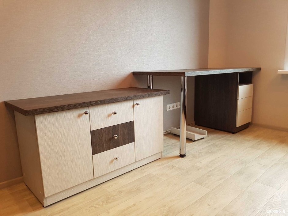 Комод со столом в спальню