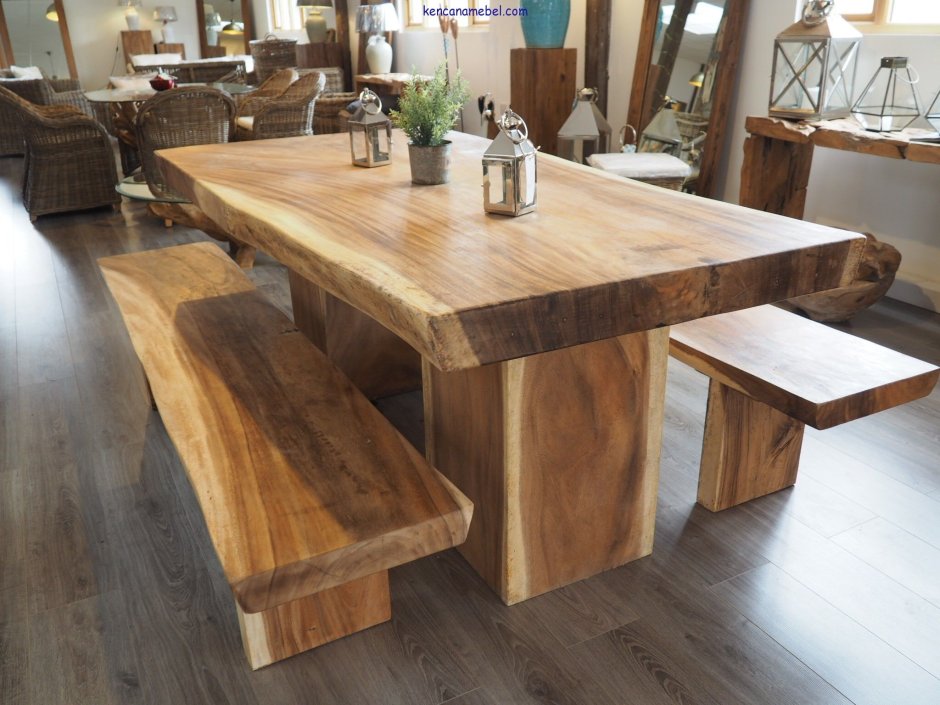 Большой стол из дерева квадратный