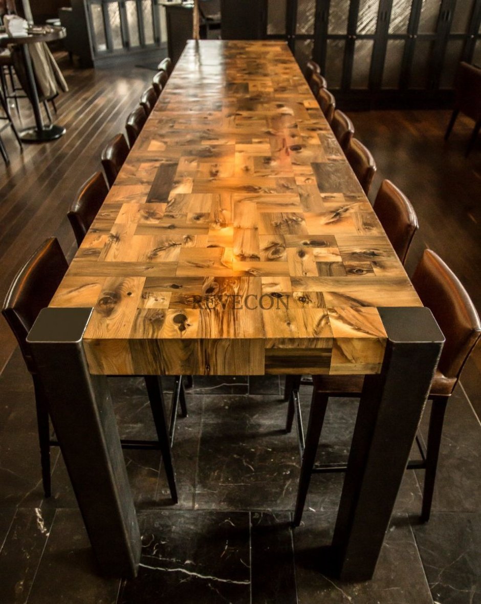 Обеденный стол в деревенском стиле