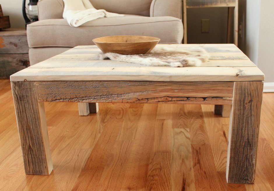 Массивный деревянный стол