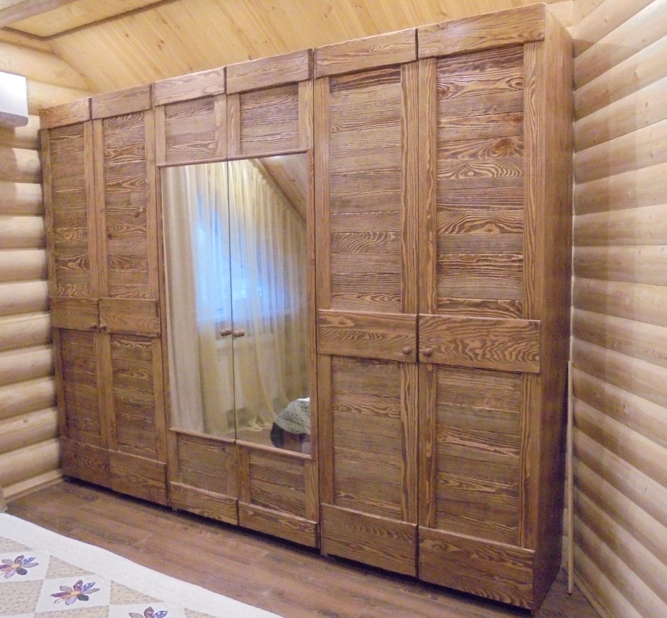 Шкаф в деревянном доме