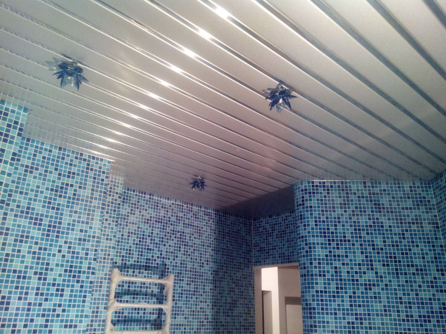 Потолок пвх в комнате. Потолок в ванной. Панели на потолок в ванную. Пластиковый потолок в ванную. Пластиковый потолок в ванной комнате.