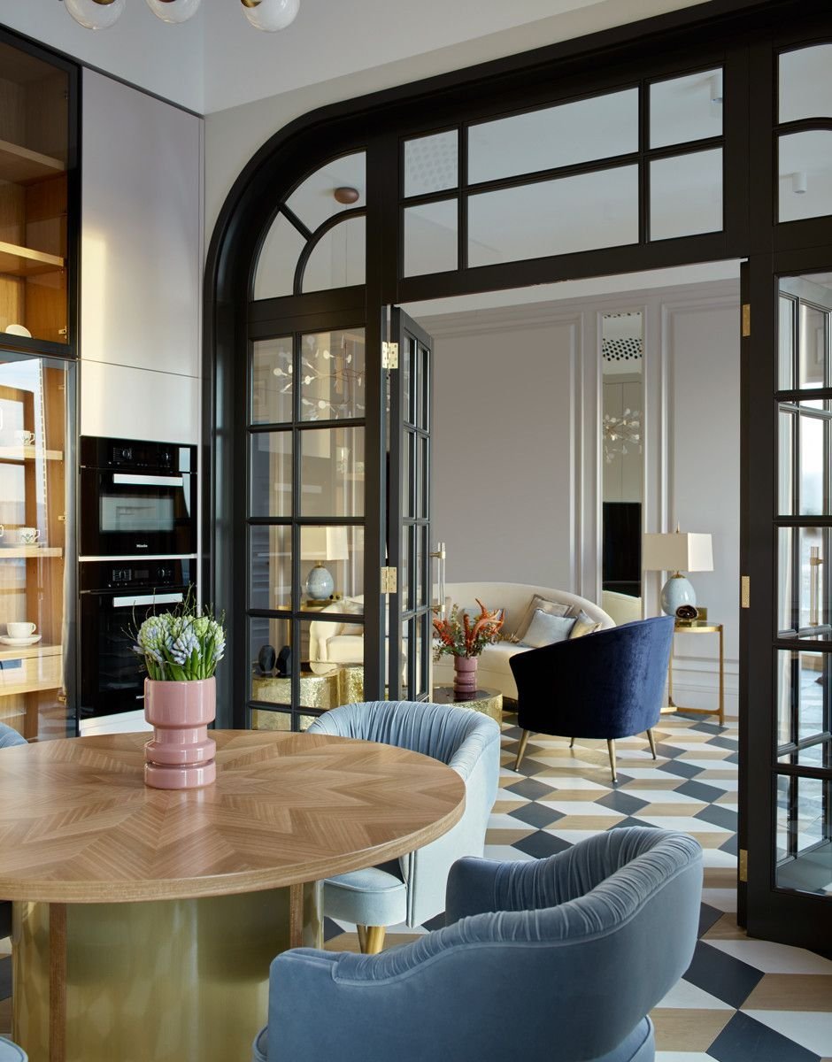 Стеклянная перегородка между кухней и гостиной