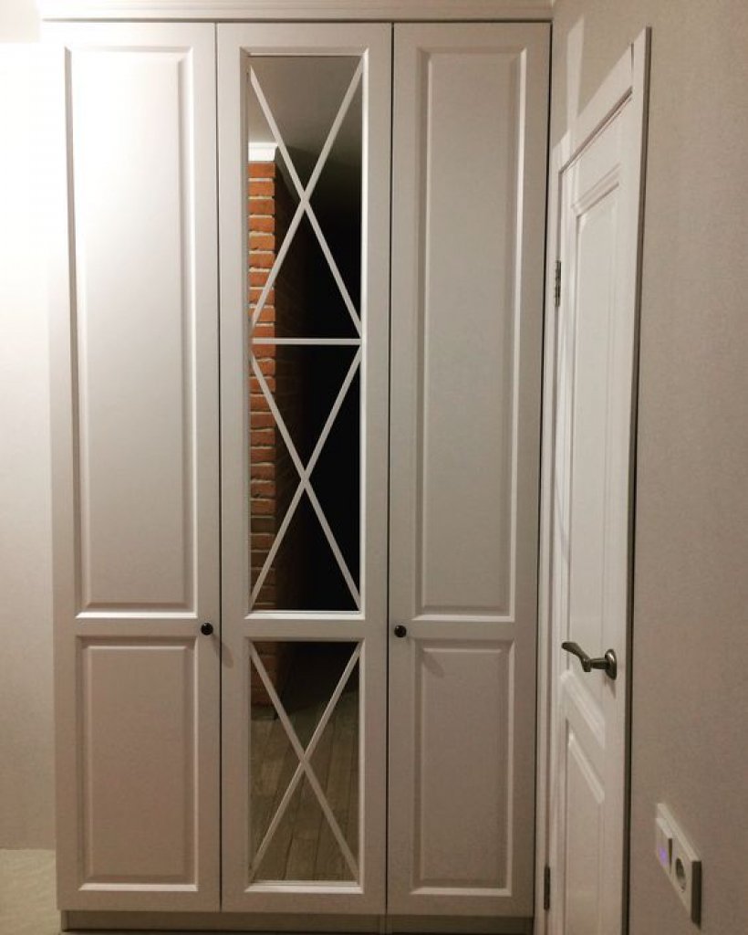 Распашные двери для гардеробной