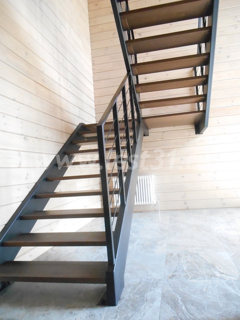 Лестница двухмаршевая с площадкой металлический каркас