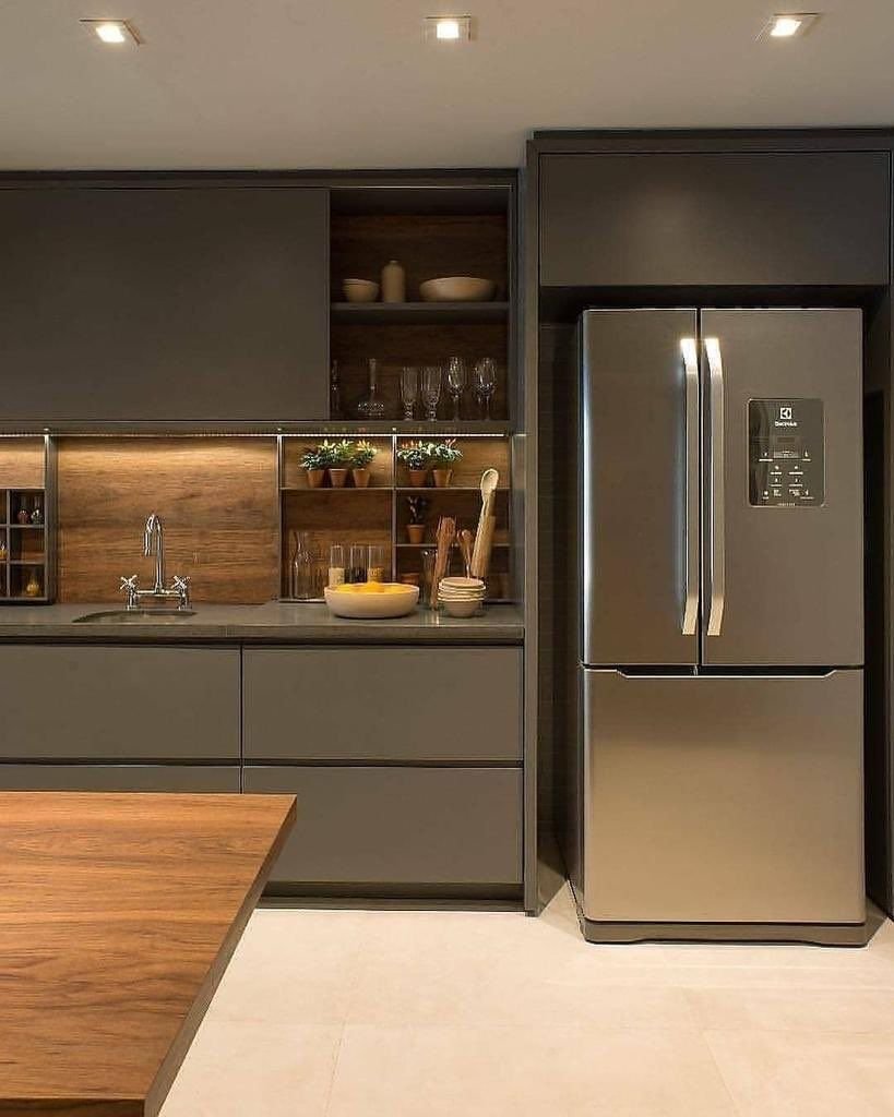 Кухни Неоклассика с холодильниками Side by Side