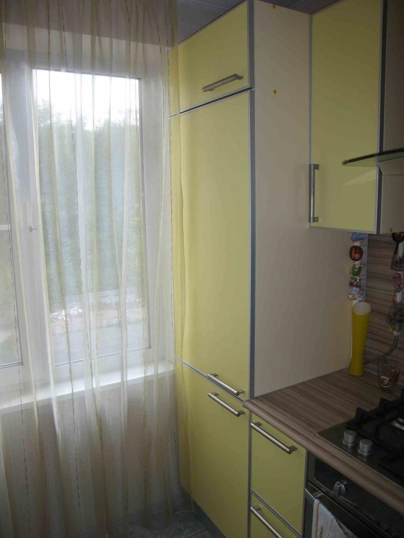Холодильник закрывает часть окна на кухне дизайн фото
