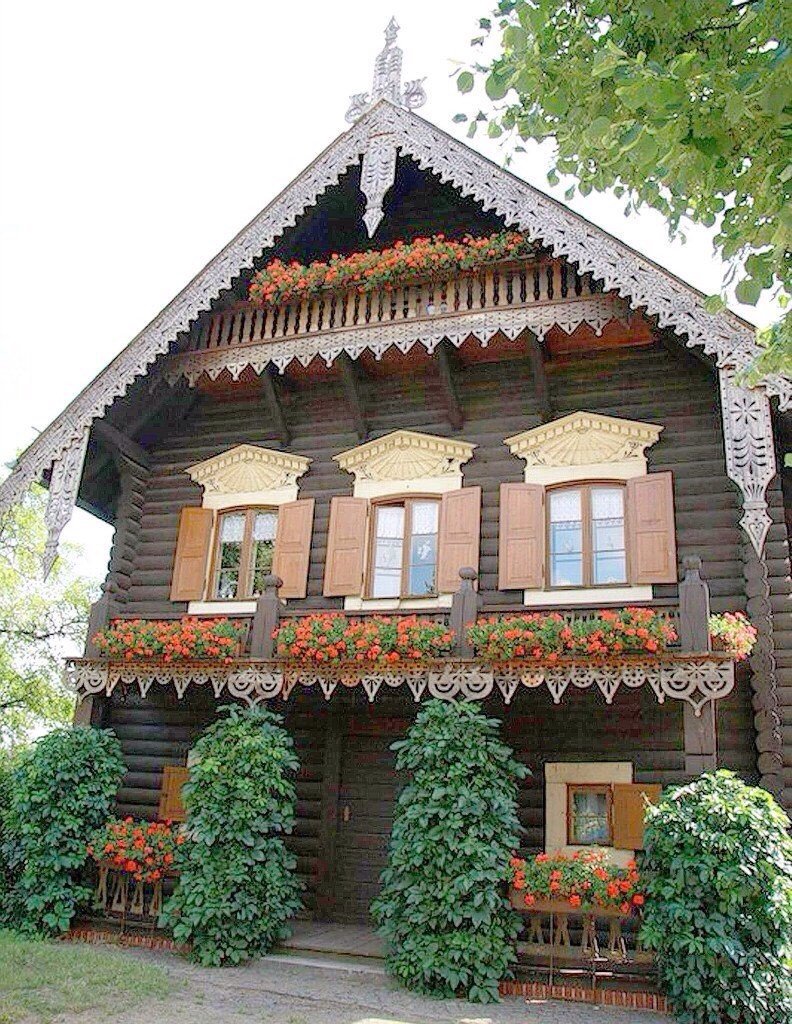 Двухэтажный дом в русском стиле