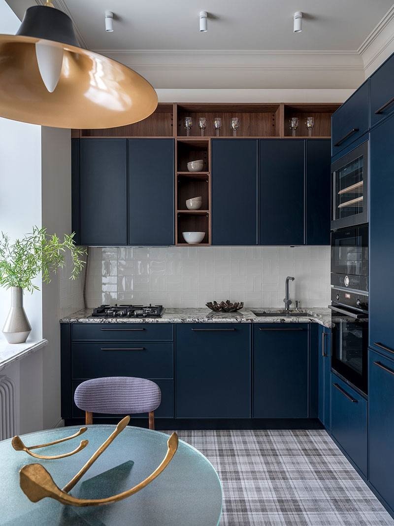 Маленькая кухня темно синяя с белым