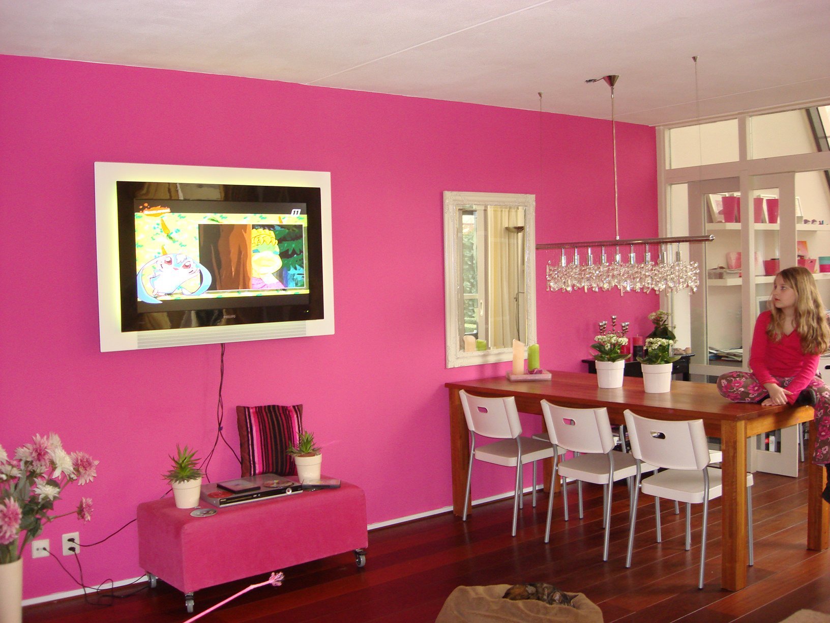 Каким цветом можно к. Покрашенные стены в интерьере. Сочетание цвета фуксия в интерьере. Сочетание розового в интерьере. Розовые стены в интерьере кухни.