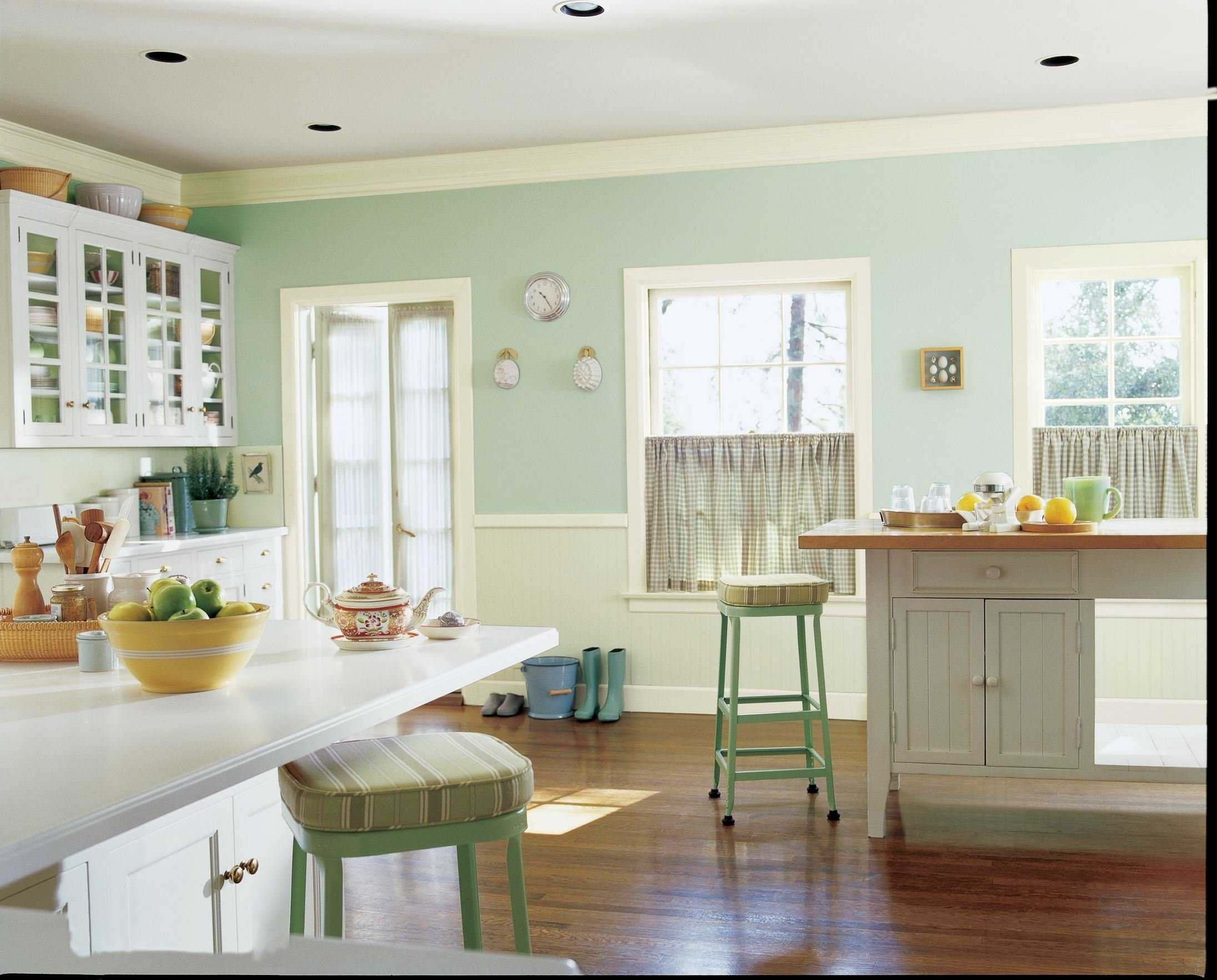 Чем можно покрасить кухню. Цвет стен на кухне. Фисташковые стены в интерьере кухни. Цвет кухни покраска. Оливковые стены в интерьере кухни.