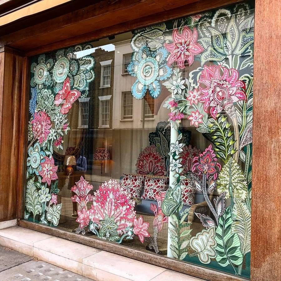 Витрина в окне цветочного магазина