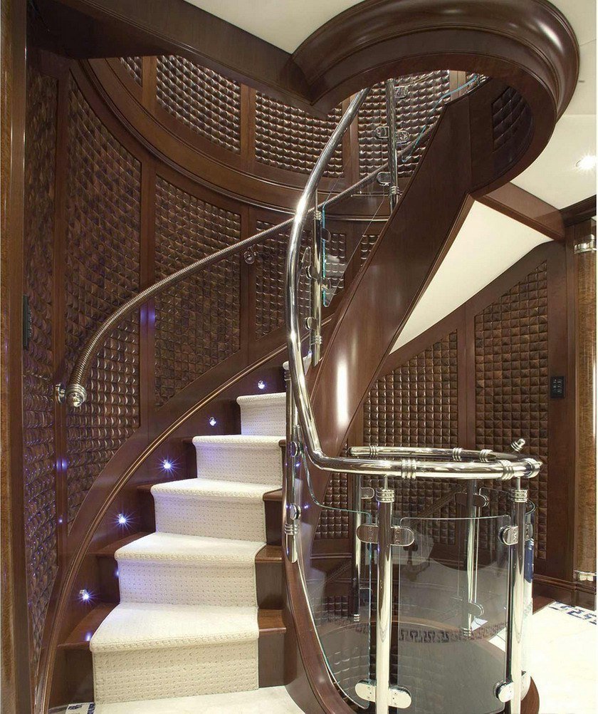 Шикарная лестница в особняке