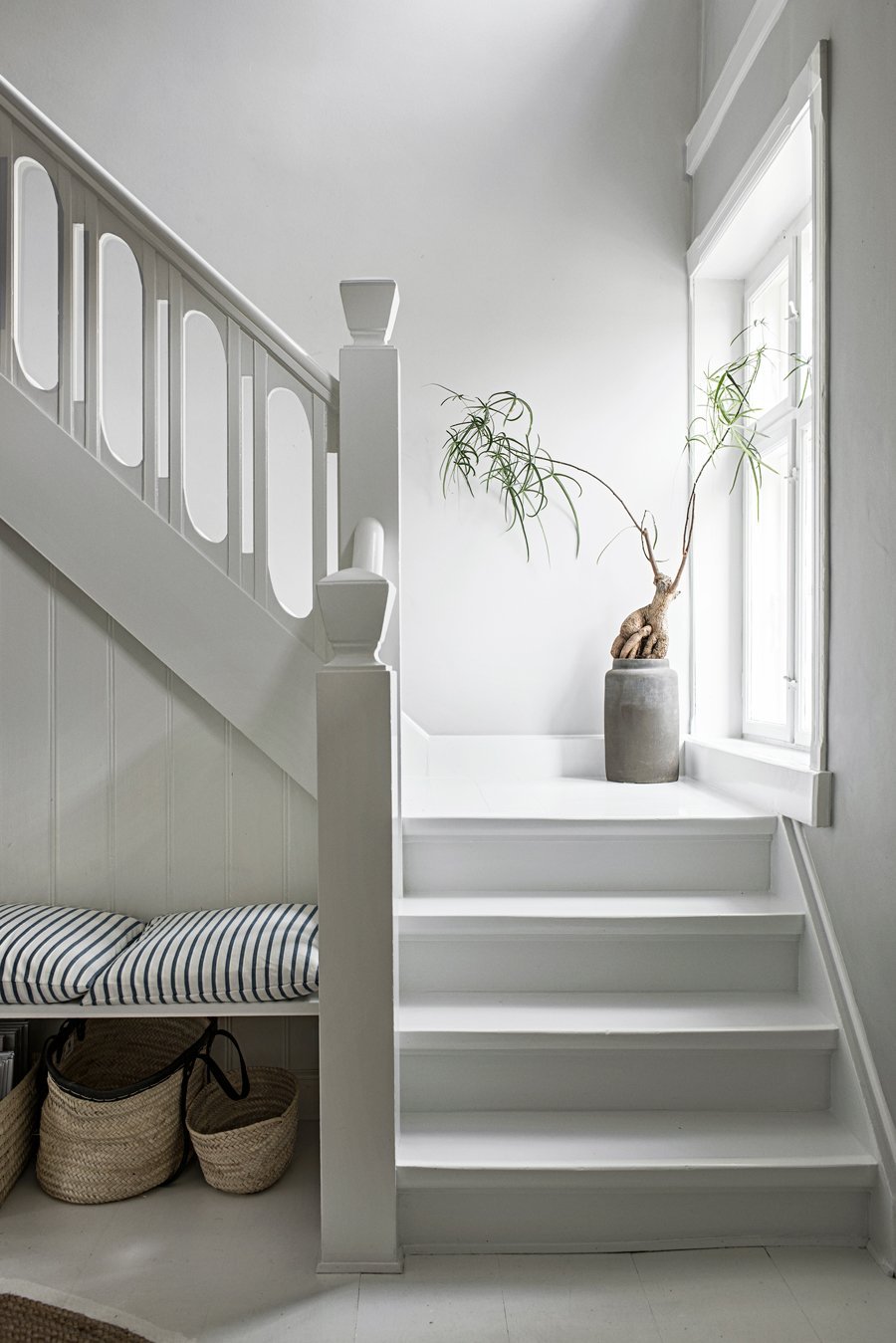 Покраска лестницы серым и белым