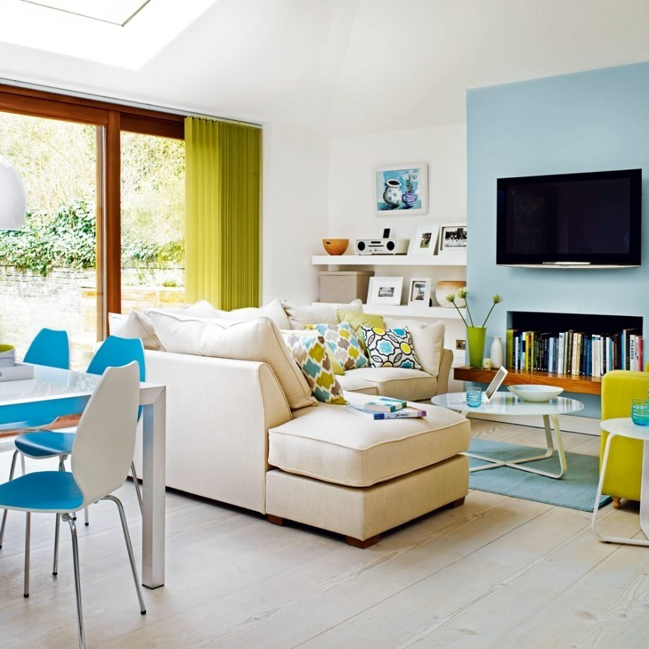 Огромные часы над кожаным диваном