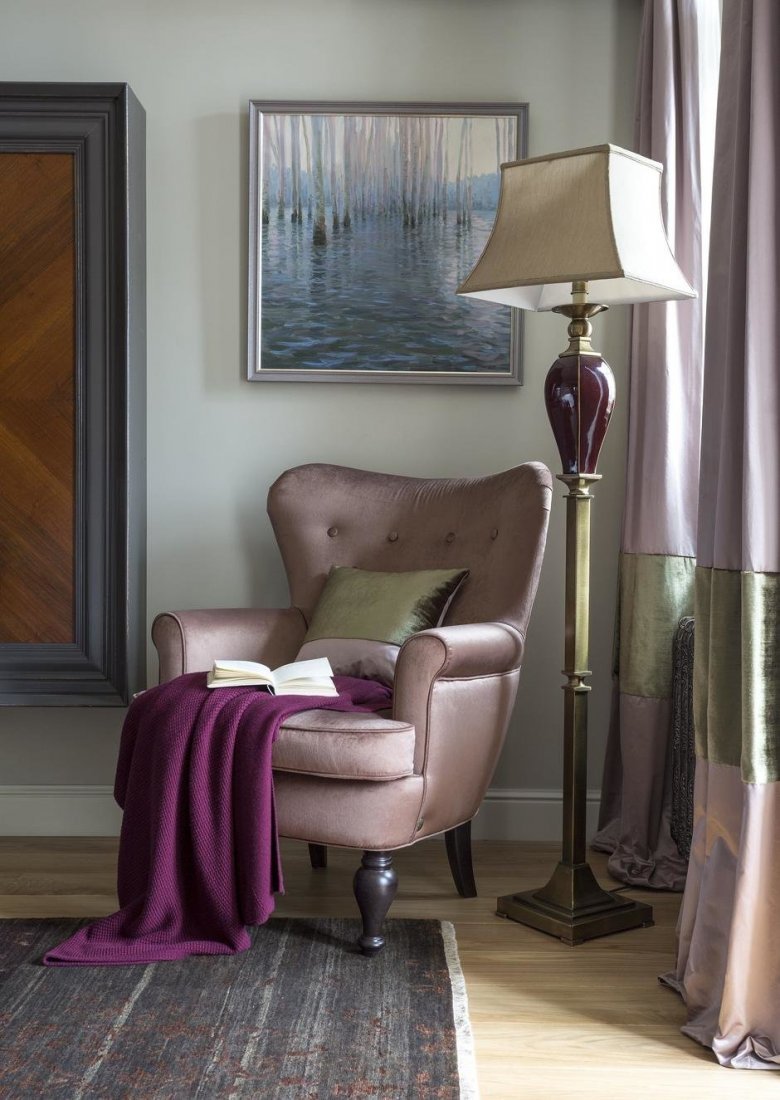 Кресло с торшером в интерьере