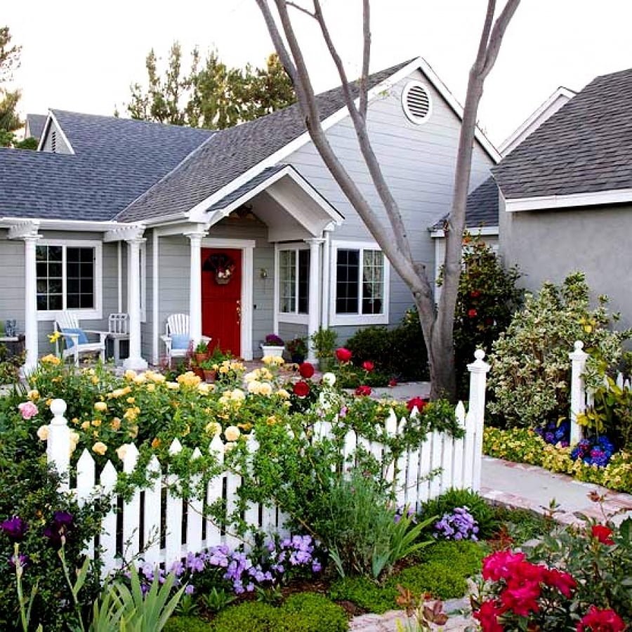 Цветник перед домом