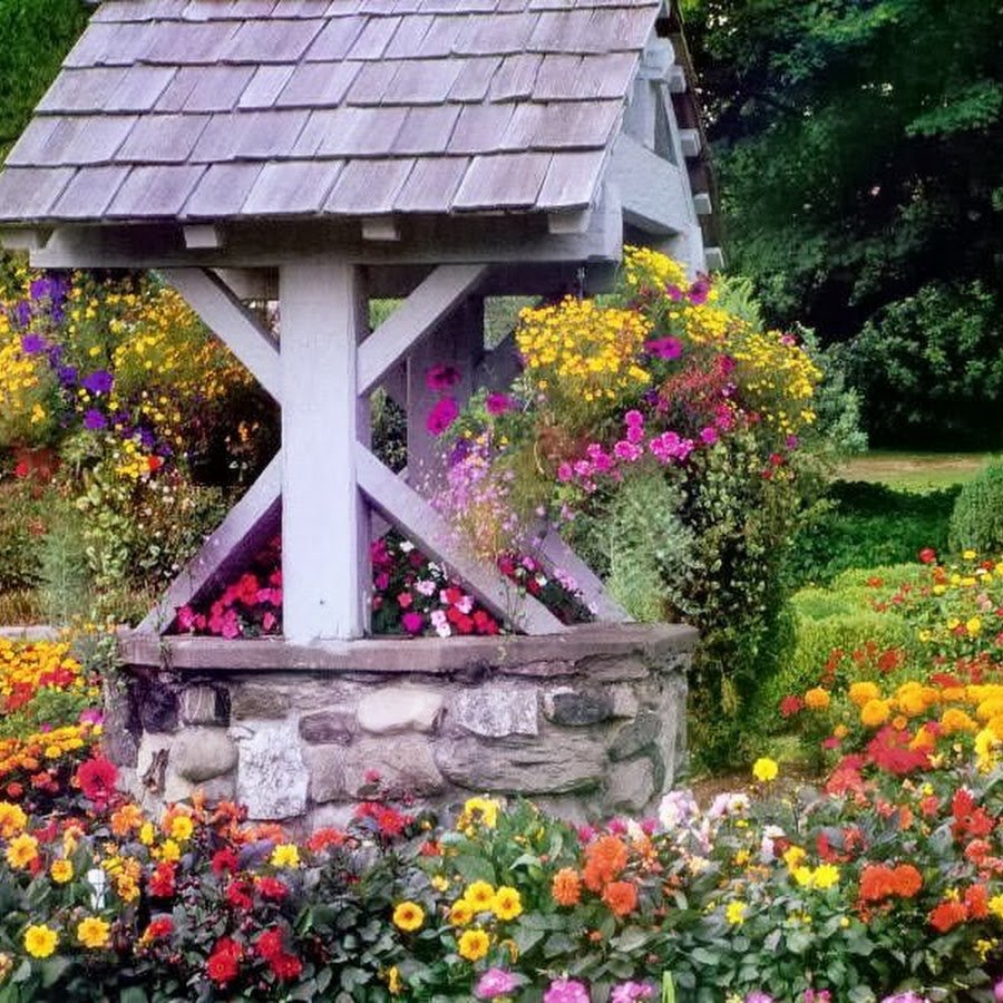 Декоративный колодец на участке