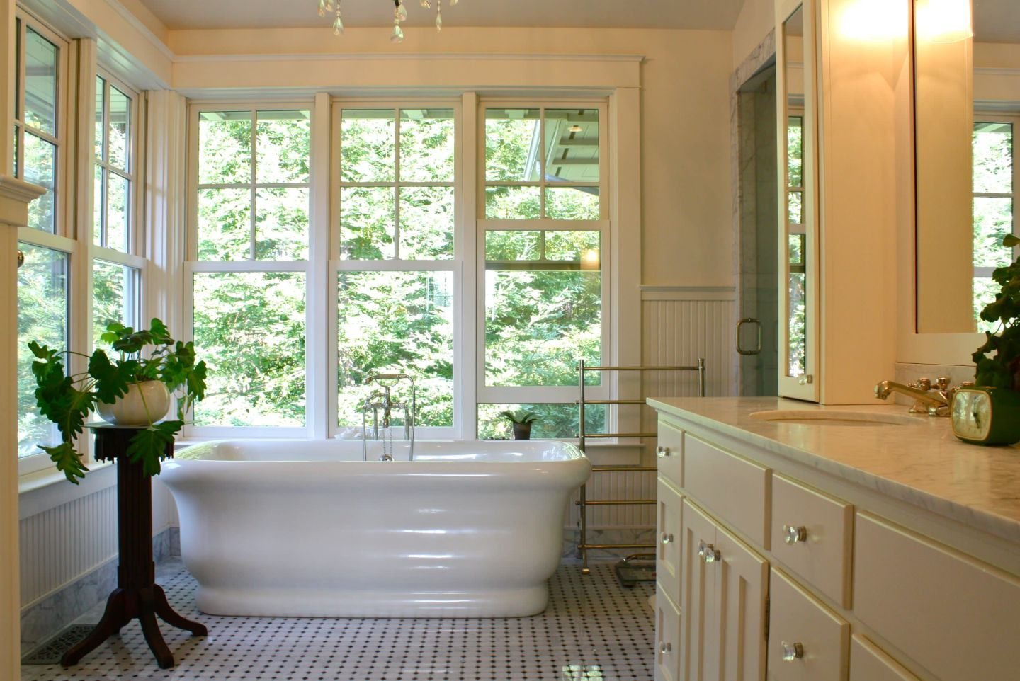 Ванна с большим окном. Ванная комната с окном. Интерьер ванны с окном. Окно в ванной комнате в частном доме. Небольшая ванная с окном.