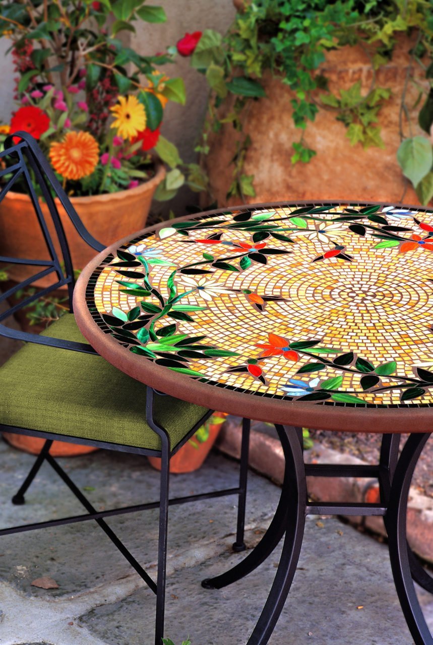 Стол с мозаикой для сада