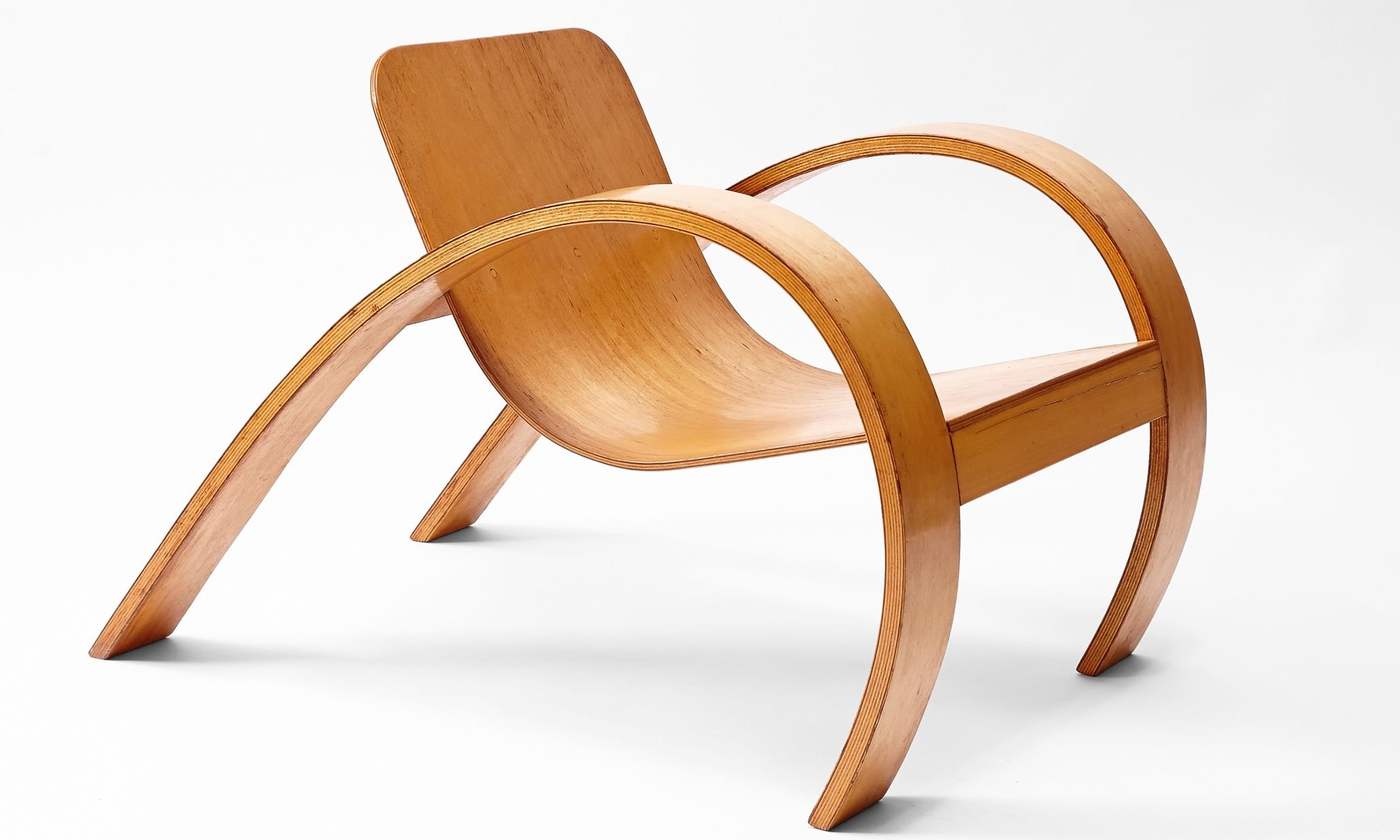 Кресло гнутое. Стул из гнутоклееной фанеры новый стиль Вуд 1.031. Мебель из гнуто клиенной фанеры. Гнутоклееная мебель из фанеры. Bentwood кресло.
