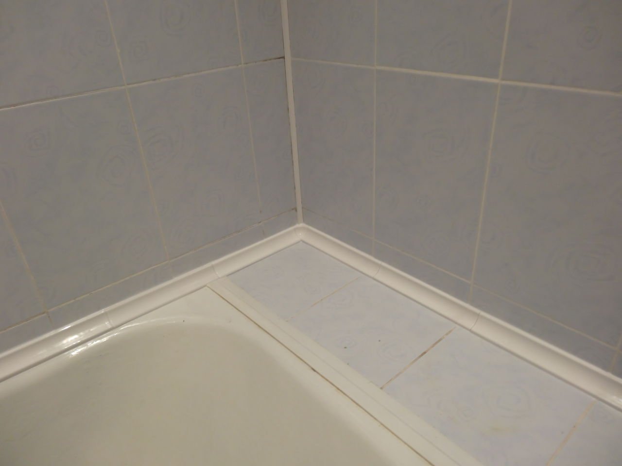 Внутренний уголок для ванной. Плинтус бордюр для ванной пф12. Керамический уголок для ванной. Керамические уголки для ванны. Плинтус для плитки в ванной.